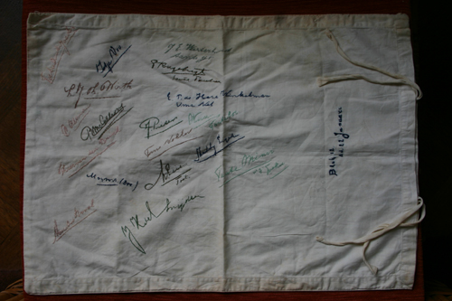 Achterkant kussensloop met handtekeningen medegevangenen Geertje Vos (1943) Foto: H. de la Croix  
