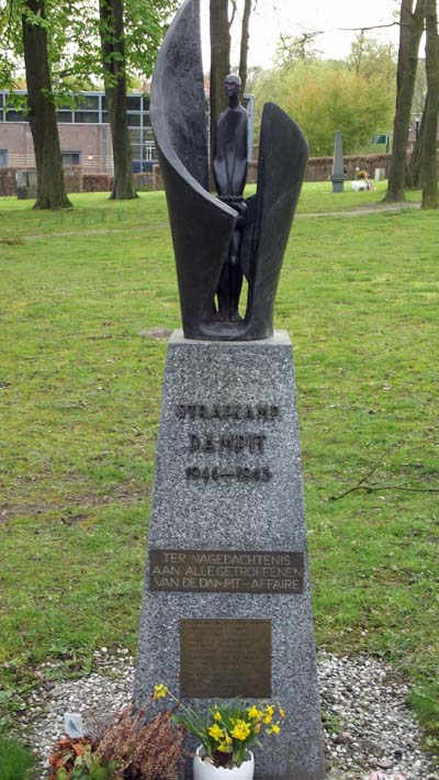Monument ter ere van de slachtoffers in het strafkamp 'Dampit' in Oost-Java. Het is onthuld op 19 oktober 2001 door een familielid van de in het kamp terechtgestelde Bert Oosterhout. Ontwerper van het gedenkteken is Rudi Augustinus. Foto: H. de la Croix