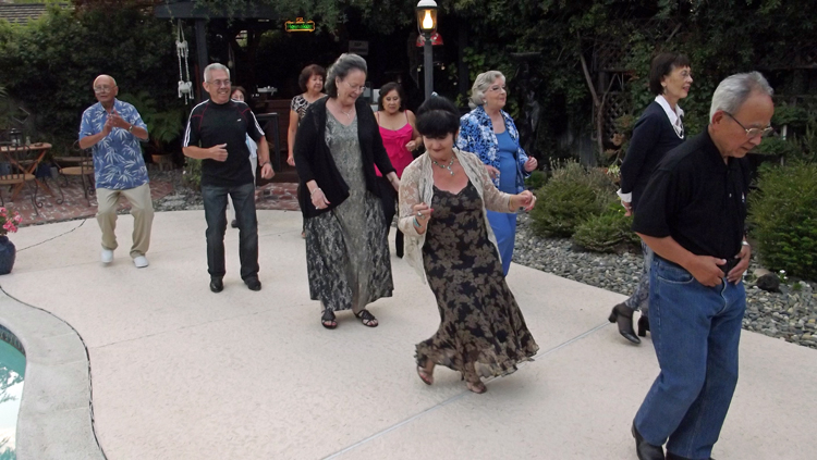 Last of the Mohicans? Indo's in the Bay Area dancing the Potjoh-Potjoh, an Indo interpretation of line dancing Foto: Humphrey de la Croix