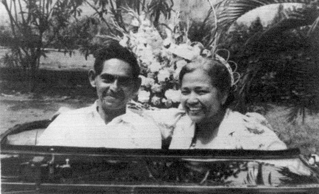 Surabaya 22 juli 1947: vader Harry Jacobs en moeder Anna Hendriks 25 jaar getrouwd  Foto: privécollectie Edward Jacobs